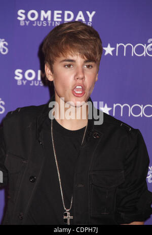 23. Juni 2011 - New York, New York, US - Sänger JUSTIN BIEBER fördert seine neuen Duft "Someday" bei Macy's Herald Square statt. (Bild Kredit: Nancy Kaszerman/ZUMAPRESS.com ©) Stockfoto