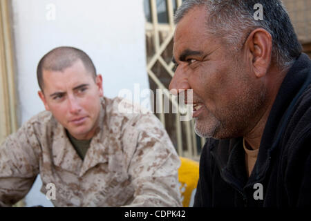 25. April 2011 - Naw Zad, Helmand, Afghanistan - US-Marine 2nd Lieutenant JOHN O' LEARY, 25 von Andover, Kansas von Lima Company, 3. Bataillon des 2. Marineregiment im Gespräch mit Kapitän SHAMAMOOD von Nangahar, der Kommandeur der 4. Kompanie, 3. Kandak, 2. Regiment der 215. Afghan National Army Corps ein