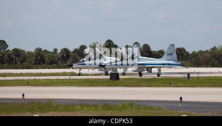 26. April 2011 - Cape Canaveral, Florida, USA - A paar t-38 der Endeavour Crew geflogen am NASA Kennedy Space Center in Florida am Dienstag ankommen. (Kredit-Bild: © Joel Kowsky/ZUMAPRESS.com) Stockfoto