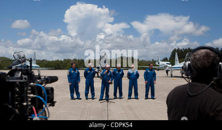 26. April 2011 - Cape Canaveral, Florida, USA - der STS-134 Shuttle Endeavour Besatzung befasst sich mit die Medien nach der Ankunft am Kennedy Space Center der NASA. (Kredit-Bild: © Joel Kowsky/ZUMApress.com) Stockfoto