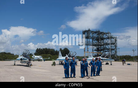 26. April 2011 - Cape Canaveral, Florida, USA - Kommandant MARK KELLY von der STS-134-Shuttle Endeavour befasst sich mit die Medien nach der Ankunft am Kennedy Space Center der NASA. (Kredit-Bild: © Joel Kowsky/ZUMApress.com) Stockfoto