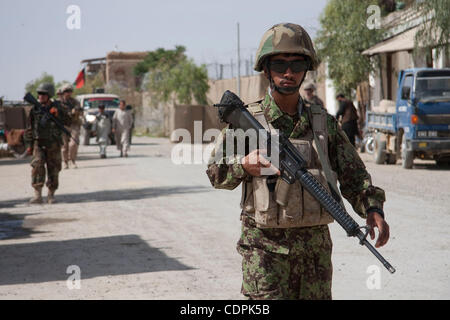 27. April 2011 - Stadt des Naw Zad, Naw Zad District, sichert Helmand, Afghanistan - ANA ein Soldat aus der 4. Kompanie, 3. Kandak, 2. Brigade der 215. Afghan National Army Corps das Gebiet während einer gemeinsamen Patrouille mit Marines von Lima Company, 3. Bataillon des 2. Marine Regiment in der Bazar Naw Zad in N Stockfoto