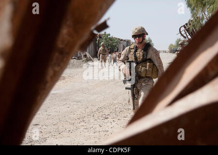 27. April 2011 - Stadt des Naw Zad, Naw Zad District, Helmand, Afghanistan - A Marine von Lima Company, 3. Bataillon des 2. Marineregiment übergibt verbogene Stahlträger während einer gemeinsamen Patrouille mit ANA-Soldaten von der 4. Kompanie, 3. Kandak, 2. Brigade der 215. afghanische nationale Armee-Korps in den Bazar Naw Stockfoto