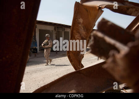 27. April 2011 - Stadt des Naw Zad, Naw Zad District, Helmand, Afghanistan - A Marine von Lima Company, 3. Bataillon des 2. Marineregiment übergibt verbogene Stahlträger während einer gemeinsamen Patrouille mit ANA-Soldaten von der 4. Kompanie, 3. Kandak, 2. Brigade der 215. afghanische nationale Armee-Korps in den Bazar Naw Stockfoto