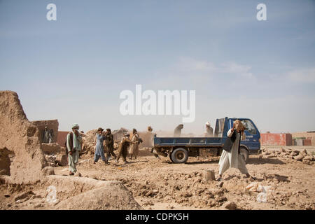 27. April 2011 - Stadt des Naw Zad, Naw Zad Bezirk, Ziegel Helmand, Afghanistan - afghanische Arbeiter sammeln Schmutz und Staub, Schlamm zu machen am Eingang zum Bazar des Naw Zad im Naw Zad-Distrikt in der Provinz Helmand, Afghanistan, Mittwoch, 27. April 2011. Während Sicherheit in dem Gebiet besser in co geworden Stockfoto