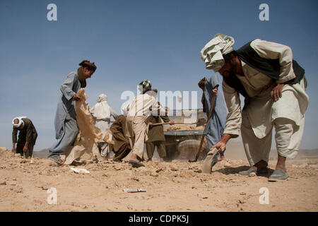 27. April 2011 - Stadt des Naw Zad, Naw Zad Bezirk, Ziegel Helmand, Afghanistan - afghanische Arbeiter sammeln Schmutz und Staub, Schlamm zu machen am Eingang zum Bazar des Naw Zad im Naw Zad-Distrikt in der Provinz Helmand, Afghanistan, Mittwoch, 27. April 2011. Während Sicherheit in dem Gebiet besser in co geworden Stockfoto