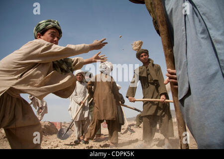 27. April 2011 - Stadt des Naw Zad, Naw Zad Bezirk, Ziegel Helmand, Afghanistan - afghanische Arbeiter sammeln Schmutz und Staub, Schlamm zu machen am Eingang zum Bazar des Naw Zad im Naw Zad-Distrikt in der Provinz Helmand, Afghanistan, Mittwoch, 27. April 2011. Während Sicherheit in dem Gebiet besser in co geworden Stockfoto