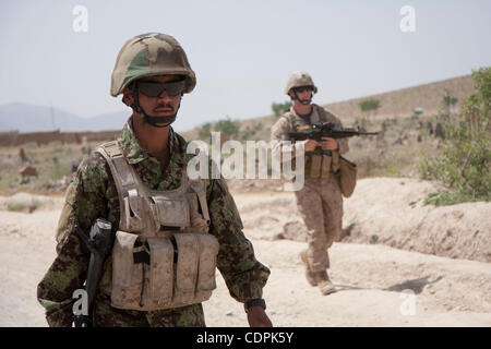 27. April 2011 - Stadt des Naw Zad, Naw Zad Bezirk geht Helmand, Afghanistan - ANA ein Soldat von der 2. Brigade der 215. afghanische nationale Armee-Korps (links), 4. Kompanie, 3. Kandak zurück zur Basis nach einer gemeinsamen Patrouille mit Marines von Lima Company, 3. Bataillon des 2. Marine Regiment in der Bazar von Stockfoto