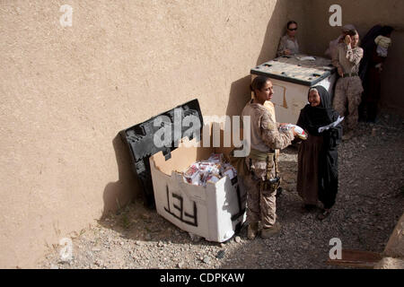 30. April 2011 - Naw Za, Helmand, Afghanistan - US Marine Sergeant Habiba Abida, 26, Arlington, Virginia (Mitte) von der weiblichen Engagement Team (FET) 12, das zur direkten Unterstützung der Firma Lima, vertreibt 3. Bataillon des 2. Marine Regiment Hygieneartikel für afghanische Frauen nach einer Gesundheit ca Stockfoto