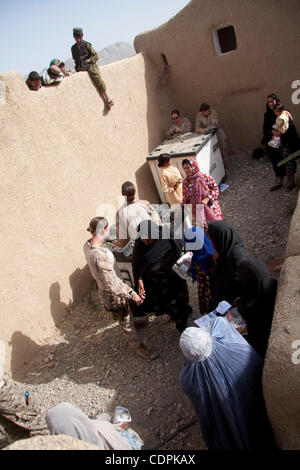 30. April 2011 - Naw Za, Helmand, Afghanistan - US-Marines von den weiblichen Engagement Team (FET) 12, das zur direkten Unterstützung der Firma Lima, 3. Bataillon des 2. Marineregiment verteilen Hygieneartikel für afghanische Frauen nach Gesundheitswesen Unterricht bei Naw Zad Frauenzentrum in Naw Zad Halbin Stockfoto