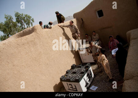 30. April 2011 - Naw Za, Helmand, Afghanistan - US-Marine-Lanze-Obergefreites BRANDIE HOGAN, 21, Spavanac, Oklahoma (Mitte) der weiblichen Engagement Team (FET) 12, das zur direkten Unterstützung der Firma Lima, 3. Bataillon des 2. Marineregiment Gespräche an Kinder nach einer Gesundheitsversorgung Klassen an der th Stockfoto