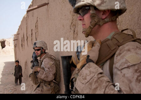 30. April 2011 - Naw Za, Helmand, Afghanistan - zwei US-Marines von Lima Company, 3. Bataillon des 2. Marineregiment Wache vor der Frauen Zentrum des Naw Zad im Naw Zad-Distrikt in der Provinz Helmand, Afghanistan. Sie begleiten die Frauenmannschaft Produktionshaus, deren Zweck es ist Interaktion mit t Stockfoto