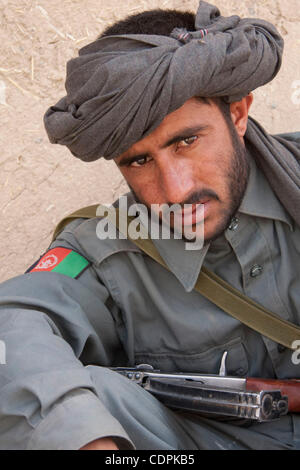 30. April 2011 - Naw Za, Helmand, Afghanistan - ein Afghan National Police Officer befasst sich mit der Kamera, während er der Frauen Mitte des Naw Zad im Naw Zad-Distrikt in der Provinz Helmand, Afghanistan bewacht. Sicherheit in der Region ist im Vergleich zum Vorjahr laut der US-Marines besser geworden und Stockfoto