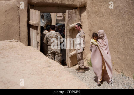 30. April 2011 - Naw Za, Helmand, Afghanistan - US-Marine-Lanze-Obergefreites BRANDIE HOGAN, 21, Spavanac, Oklahoma (Mitte) von der weiblichen Engagement Team (FET) 12, das zur direkten Unterstützung der Firma Lima, grüßt 3. Bataillon des 2. Marineregiment afghanische Frauen, die Gesundheitsversorgung Classe erhalten Stockfoto