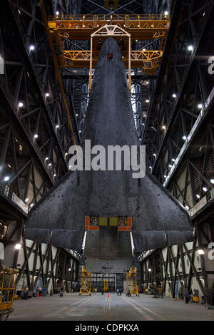 Cape Canaveral, Florida USA - Wärmeschutzsystem des Space Shuttle Atlantis wird sichtbar, wie der Orbiter senkrecht in der Fahrzeugmontage Gebäude vor wird gepaart mit dem externen Tank und solid Rocket Booster Stack am 18. Mai 2011 hängt.  (Joel Kowsky/ZUMA Press) Stockfoto