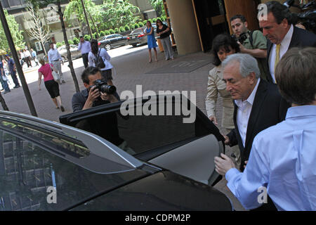 Ehemalige IWF Dominique Strauss-Kahn verlässt seinen Anwälten Büros mit seiner Frau französische Journalistin Anne Sinclair in Manhattan am 31. Mai 2011. Bildnachweis: Mariela Lombard/ZUMA Press. Stockfoto