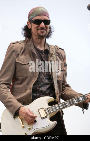 02.07.2011 - Del Mar, CA USA - Gitarrist BRUCE KULICK führt mit Grand Funk Railroad im San Diego County Fair in Del Mar spielen solche wie Foot Stompin ' Musik Hits, ich bin dein Kapitän (näher zu Hause) und amerikanische Band, die Gruppe zeigte Warum schon ein Fan Lieblings seit über 40 Jahren.  Kredit Imag Stockfoto