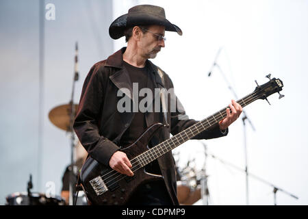 02.07.2011 - Del Mar, CA USA - Bassist und Gründungsmitglied MEL SCHACHER führt mit Grand Funk Railroad im San Diego County Fair in Del Mar spielen solche wie Foot Stompin ' Musik Hits, ich bin dein Kapitän (näher zu Hause) und amerikanische Band, die Gruppe zeigte warum er ein Fan gewesen ist Favorit für über 40 y Stockfoto