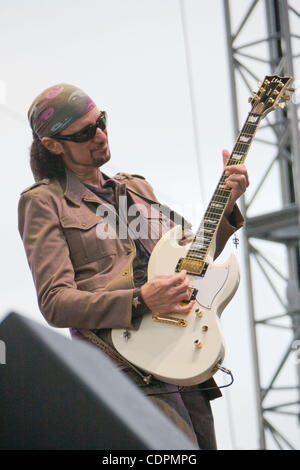 02.07.2011 - Del Mar, CA USA - Gitarrist BRUCE KULICK führt mit Grand Funk Railroad im San Diego County Fair in Del Mar spielen solche wie Foot Stompin ' Musik Hits, ich bin dein Kapitän (näher zu Hause) und amerikanische Band, die Gruppe zeigte Warum schon ein Fan Lieblings seit über 40 Jahren.  Kredit Imag Stockfoto