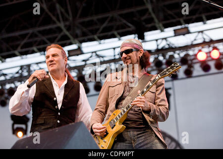 02.07.2011 - Del Mar, CA USA - Sänger MAX CARL und Gitarrist BRUCE KULICK durchführen mit Grand Funk Railroad im San Diego County Fair in Del Mar spielen solche wie Foot Stompin ' Musik Hits, ich bin dein Kapitän (näher zu Hause) und amerikanische Band, die Gruppe zeigte warum er ein Fan gewesen ist Favorit für über 40 Stockfoto