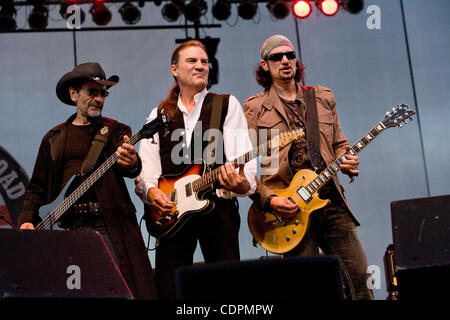 02.07.2011 - Del Mar, CA USA - von links: Bassist MEL SCHACHER, Sänger/Gitarrist MAX CARL und Gitarrist BRUCE KULICK durchführen mit Grand Funk Railroad im San Diego County Fair in Del Mar spielen solche wie Foot Stompin ' Musik Hits, ich bin dein Kapitän (näher zu Hause) und amerikanische Band, die Gruppenausstellung Stockfoto