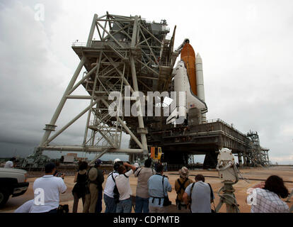 7. Juli 2011 - Cape Canaveral, Florida, USA - Fotografen fotografieren das Space Shuttle Atlantis auf Pad 39A, wie RSS (Retractible Servicestruktur) am Nachmittag des Donnerstag zurückgesetzt wird. Atlantis wird festgelegt, auf die letzte Mission des Space Shuttle Programms am 11:26 am 8. Juli, 20 aufzubrechen Stockfoto