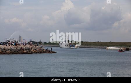 10. Juli 2011 - Cape Canaveral, Florida, USA - Leute zu beobachten, wie MV Liberty Star von Jetty Park mit dem ersten von zwei Feststoffraketen Raumfähre Atlantis kurz vor Mittag vergeht (Credit-Bild: © Joel Kowsky/ZUMApress.com) Stockfoto