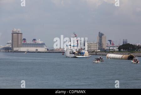 10. Juli 2011 - Cape Canaveral, Florida, USA - MV Liberty Star vergeht Jetty Park wie sie in Port Canaveral mit dem ersten von zwei Feststoffraketen Raumfähre Atlantis kurz vor Mittag zurück (Credit-Bild: © Joel Kowsky/ZUMApress.com) Stockfoto