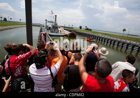 10. Juli 2011 - Cape Canaveral, Florida, USA - MV Liberty Star sitzt in Canaveral Sperre mit dem ersten von zwei Feststoffraketen Raumfähre Atlantis als Zuschauer fotografieren (Credit-Bild: © Joel Kowsky/ZUMApress.com) Stockfoto