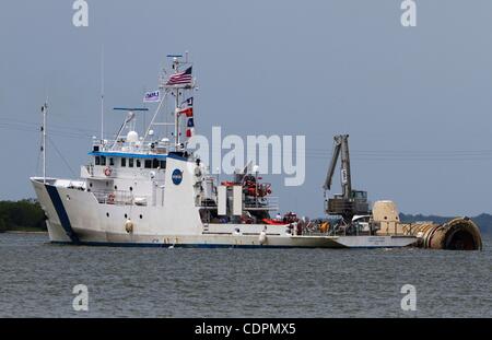 10. Juli 2011 - Cape Canaveral, Florida, USA - MV Liberty Star Köpfe nach unten die Banana River in Richtung Cape Canaveral Air Force Station mit dem ersten von zwei Feststoffraketen Raumfähre Atlantis (Credit-Bild: © Joel Kowsky/ZUMApress.com) Stockfoto