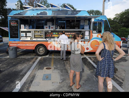 13. Juli 2011 - Atlanta, GA, USA - ATLANTA, GA - 13 Juli: The Yumbii Imbisswagen auf einem Parkplatz in der Nähe von Virginia-Highland in Atlanta, Georgia am Mittwoch, 13. Juli 2011.  Bildnachweis: ERIK S. weniger für die NEW YORK TIMES (Kredit-Bild: © Erik Lesser/ZUMAPRESS.com) Stockfoto