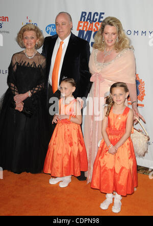 29. April 2011 - Los Angeles, Kalifornien, USA - Barbara Davis, Ken Rickel, Nancy Davis besucht das 18. jährlichen Rennen, MS Gala Held auf das Hyatt Regency Century Plaza In Century City, Kalifornien am 29.04.11 zu löschen. 2011 (Kredit-Bild: © D. Long/Globe Photos/ZUMAPRESS.com) Stockfoto