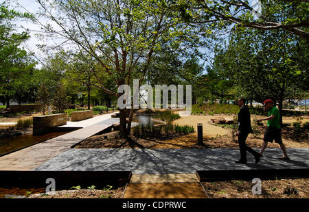 22. Mai 2011 - Oklahoma City, Oklahoma, USA - 22. Mai 2011. Die Myriad Botanical Gardens gibt Fußgänger eine natürliche Umgebung, in der Innenstadt von Oklahoma City, Oklahoma USA zu genießen. 22. Mai 2011. Die Myriad Botanical Gardens und der Kristall Brücke Wintergarten hat eine Renovierung und nur Reop Zustellbezirken Stockfoto