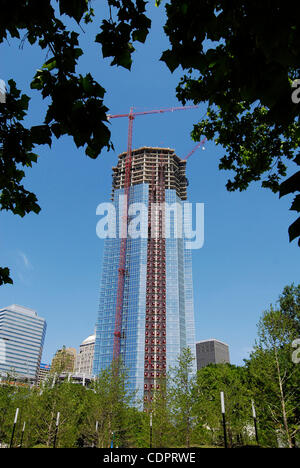 22. Mai 2011 - Oklahoma City, Oklahoma, USA - 22. Mai 2011. Der neue Devon Energy Tower ist ein $ 750 Millionen Unternehmenszentrale in Oklahoma City, Oklahoma USA nähert sich der Fertigstellung und wird oben bei 50 Etagen und ist das höchste Gebäude in Oklahoma. (Kredit-Bild: © Ralph Lauer/ZUMAPRESS.com) Stockfoto