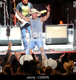 30. April 2011 - Indio, Kalifornien; USA - führt Musiker KENNY CHESNEY, als Teil der 5. jährlichen Stagecoach California Country-Musik-Festivals, das zu den Empire Polofeld stattfindet in Indio gelegen.  Zwei Festivals locken Tausende von Country-Musik-Fans zu sehen, eine Vielzahl von Künstler Stockfoto