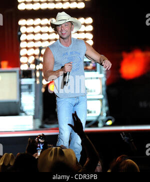 30. April 2011 - Indio, Kalifornien; USA - führt Musiker KENNY CHESNEY, als Teil der 5. jährlichen Stagecoach California Country-Musik-Festivals, das zu den Empire Polofeld stattfindet in Indio gelegen.  Zwei Festivals locken Tausende von Country-Musik-Fans zu sehen, eine Vielzahl von Künstler Stockfoto