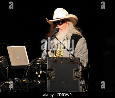 1. Mai 2011 - Indio, Kalifornien; USA - führt Musiker LEON RUSSELL auf der 5. jährlichen Stagecoach California Country Music Festival, das im Feld Empire Polo befindet sich in Indio stattfindet.  Das zweitägige Festival zieht Tausende von Country-Musik-Fans zu sehen, eine Vielzahl von Künstler auf drei Stockfoto