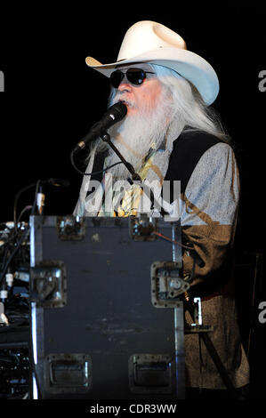 1. Mai 2011 - Indio, Kalifornien; USA - führt Musiker LEON RUSSELL auf der 5. jährlichen Stagecoach California Country Music Festival, das im Feld Empire Polo befindet sich in Indio stattfindet.  Das zweitägige Festival zieht Tausende von Country-Musik-Fans zu sehen, eine Vielzahl von Künstler auf drei Stockfoto