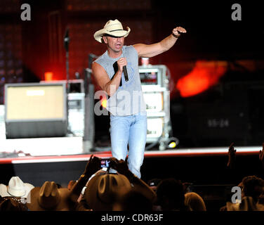 30. April 2011 - Indio, Kalifornien; USA - führt Musiker KENNY CHESNEY, als Teil der 5. jährlichen Stagecoach California Country-Musik-Festivals, das zu den Empire Polofeld stattfindet in Indio gelegen.  Zwei Festivals locken Tausende von Country-Musik-Fans zu sehen, eine Vielzahl von Künstler Stockfoto