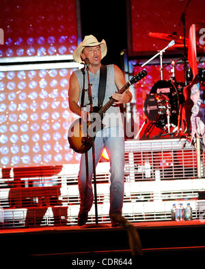 30. April 2011 - Indio, Kalifornien; USA - führt Musiker KENNY CHESNEY, als Teil der 5. jährlichen Stagecoach California Country-Musik-Festivals, das zu den Empire Polofeld stattfindet in Indio gelegen.  Zwei Festivals locken Tausende von Country-Musik-Fans zu sehen, eine Vielzahl von Künstler Stockfoto