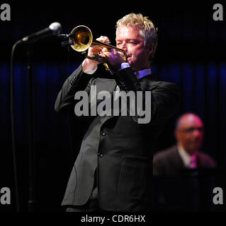 17. Mai 2011 - Durham, North Carolina; USA - Musiker CHRIS BOTTI tritt als seine 2011 Tour macht, die Halt in Durham Performing Arts Center in der Innenstadt von Durham gelegen. Copyright 2011 Jason Moore. (Kredit-Bild: © Jason Moore/ZUMAPRESS.com) Stockfoto