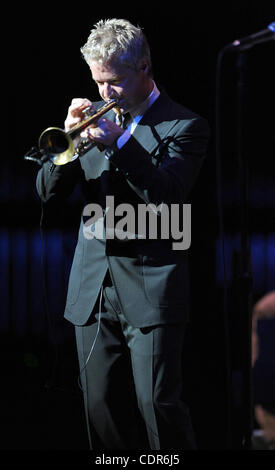 17. Mai 2011 - Durham, North Carolina; USA - Musiker CHRIS BOTTI tritt als seine 2011 Tour macht, die Halt in Durham Performing Arts Center in der Innenstadt von Durham gelegen. Copyright 2011 Jason Moore. (Kredit-Bild: © Jason Moore/ZUMAPRESS.com) Stockfoto