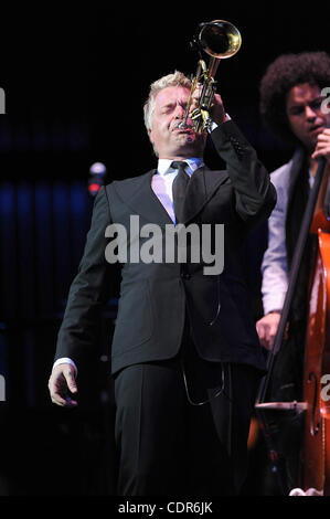 17. Mai 2011 - Durham, North Carolina; USA - Musiker CHRIS BOTTI tritt als seine 2011 Tour macht, die Halt in Durham Performing Arts Center in der Innenstadt von Durham gelegen. Copyright 2011 Jason Moore. (Kredit-Bild: © Jason Moore/ZUMAPRESS.com) Stockfoto