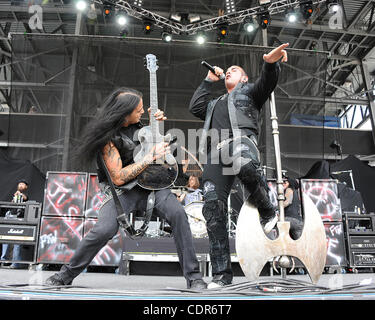 Mai. 21, 2011 - Columbus, Ohio; USA - RICH LUZZI Sänger und Gitarrist RIKKI LIXX der Band Rev Theory führt live als Teil der 5. jährlichen Rock auf der Range-Musik-Festival, die stattfindet am befindet sich in Columbus Crew Stadium. Copyright 2011 Jason Moore. (Kredit-Bild: © Jason Moore/ZUM Stockfoto