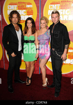 8. Juni 2011 - Nashville, Tennessee; USA - Musiker GLORIANA kommt auf dem roten Teppich bei den 2011 CMT Music Awards, die in der Bridgestone Arena stattfand befindet sich im Stadtkern von Nashville.  Copyright 2011 Jason Moore. (Kredit-Bild: © Jason Moore/ZUMAPRESS.com) Stockfoto