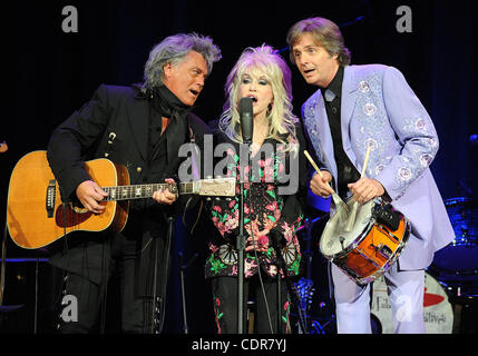 8. Juni 2011 - Nashville, Tennessee; USA - Musiker MARTY STUART, DOLLY PARTON und Schlagzeuger HARRY STINSON führt im Rahmen des 10. jährlichen Marty Stuart spät Abend Jam, die im Ryman Auditorium stattfanden.  Der Marty Stuart Late Night Jam ist ein Benefiz-Konzert für die Musiker auf Abruf.  Copyrig Stockfoto