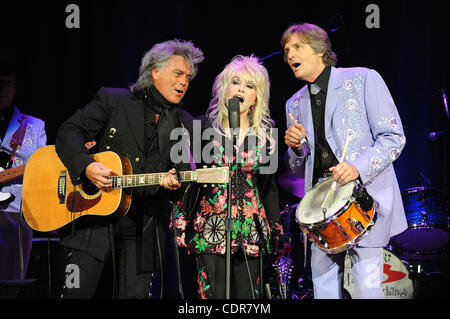 8. Juni 2011 - Nashville, Tennessee; USA - Musiker MARTY STUART, DOLLY PARTON und Schlagzeuger HARRY STINSON führt im Rahmen des 10. jährlichen Marty Stuart spät Abend Jam, die im Ryman Auditorium stattfanden.  Der Marty Stuart Late Night Jam ist ein Benefiz-Konzert für die Musiker auf Abruf.  Copyrig Stockfoto