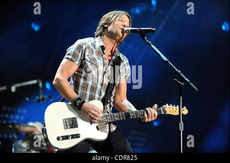 10. Juni 2011 - Nashville, Tennessee; USA - Musiker KEITH URBAN tritt bei LP Field im Rahmen des 40. Jahrestages des CMA Music Festival, das über einen Zeitraum von vier Tagen in der Innenstadt von Nashville stattfindet.  Copyright 2011 Jason Moore (Kredit-Bild: © Jason Moore/ZUMAPRESS.com) Stockfoto