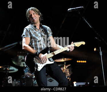 10. Juni 2011 - Nashville, Tennessee; USA - Musiker KEITH URBAN tritt bei LP Field im Rahmen des 40. Jahrestages des CMA Music Festival, das über einen Zeitraum von vier Tagen in der Innenstadt von Nashville stattfindet.  Copyright 2011 Jason Moore (Kredit-Bild: © Jason Moore/ZUMAPRESS.com) Stockfoto