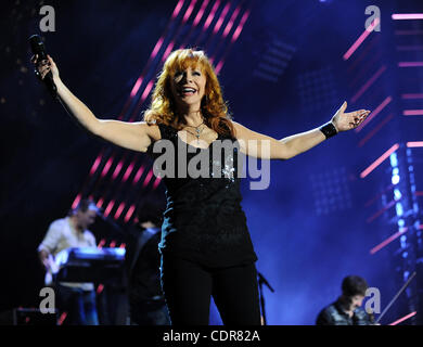 10. Juni 2011 - Nashville, Tennessee; USA - Sängerin REBA MCENTIRE tritt bei LP Field im Rahmen des 40. Jahrestages des CMA Music Festival, das über einen Zeitraum von vier Tagen in der Innenstadt von Nashville stattfindet.  Copyright 2011 Jason Moore (Kredit-Bild: © Jason Moore/ZUMAPRESS.com) Stockfoto